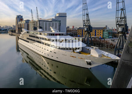 Royal Victoria Dock, London, UK, 14. Februar 2018: Sunborn Yacht Hotel neben dem Dock mit Kränen und ibis Hotel im Hintergrund. Stockfoto