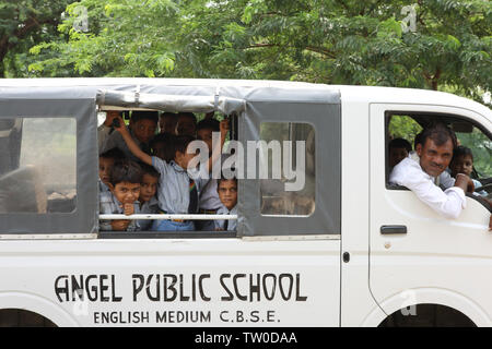 Gruppe der Schüler in einer Schule van, Indien Stockfoto