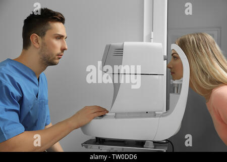 Augenarzt Messung des Augeninnendrucks der jungen Frau in der Klinik Stockfoto