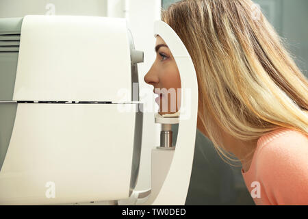 Messung des Augeninnendrucks der jungen Frau in der Klinik Stockfoto