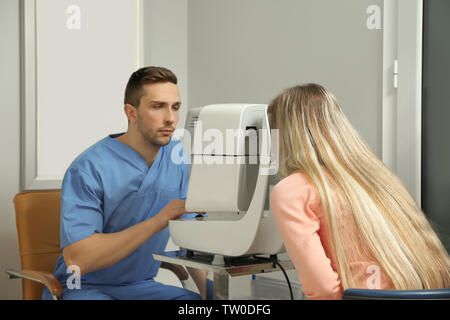 Augenarzt Messung des Augeninnendrucks der jungen Frau in der Klinik Stockfoto