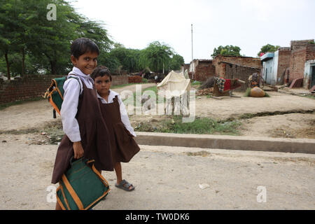 Portrait von zwei Schulmädchen, die zusammen stehen, Indien Stockfoto