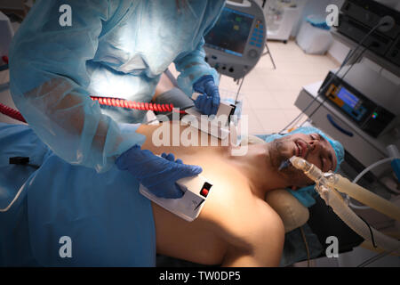 Arzt versucht, das Leben der Patienten und der Klinik zu speichern Stockfoto