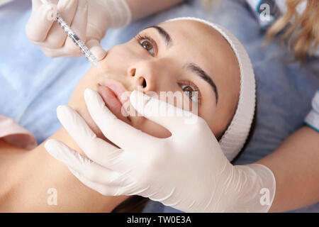 Junge hübsche Frauen, die Gesichtseinspritzungen im Salon Stockfoto