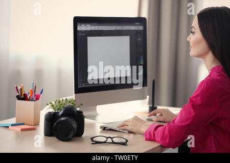 Junge weibliche Designer arbeiten im Büro Stockfoto