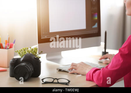 Junge weibliche Designer arbeiten im Büro Stockfoto