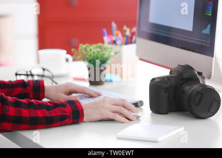 Weibliche Hände auf der Tastatur während der Arbeit im Büro Stockfoto