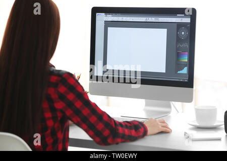 Junge weibliche Designer arbeiten im Büro Stockfoto