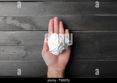 Hand hält zerknittertes Papier Stockfoto