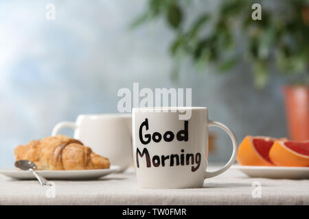 Gute Worte am Cup Geschrieben am Morgen mit einem Frühstück auf Hintergrund Stockfoto