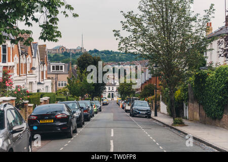 Sie suchen eine Terrasse untergebracht Residential Street in Richtung Alexandra Palace in Crouch End, nördlich von London Stockfoto