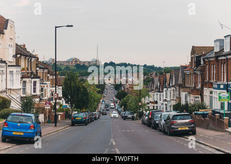 Sie suchen eine Terrasse untergebracht Residential Street in Richtung Alexandra Palace in Crouch End, nördlich von London Stockfoto