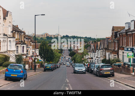 Sie suchen eine Terrasse untergebracht Residential Street in Richtung Alexandra Palace in Crouch End, nördlich von London Stockfoto