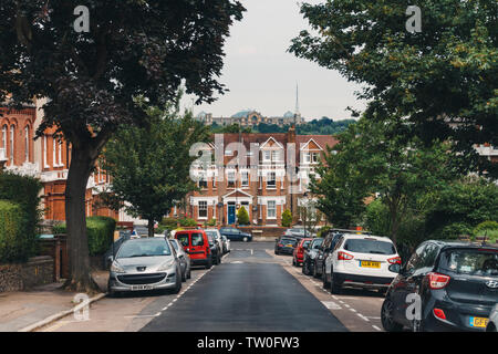 Sie suchen eine Terrasse untergebracht Residential Street in Richtung Alexandra Palace in Crouch End, nördlich von London Stockfoto