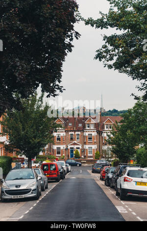 Sie suchen eine Terrasse untergebracht Residential Street in Richtung Alexandra Palace in Crouch End, nördlich von London Stockfoto