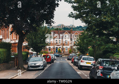 Sie suchen eine Terrasse untergebracht Residential Street in Richtung Alexandra Palace in Crouch End, nördlich von London Stockfoto