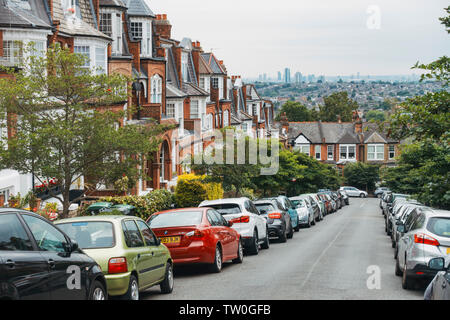 Sie suchen die ruhige Terrasse untergebracht Straßen von Muswell Hill, North London, an einem schwülen Sommer. Skyline von London ist sichtbar hinter Stockfoto