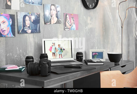 Fotograf Arbeitsbereich mit Laptop, Grafiktablett, Kamera und Linsen Stockfoto