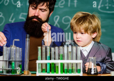 Kognitiver Fähigkeiten. Chemie Experiment. Lehrer kind Reagenzgläser. Kognitiven Prozess. Kinder kognitive Entwicklung. Geistigen Prozess, der Erwerb von Wissen durch Erfahrung. Zurück zu Schule. Stockfoto