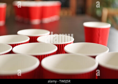 Tassen für Spiel Bier Pong auf Tisch, Nahaufnahme Stockfoto