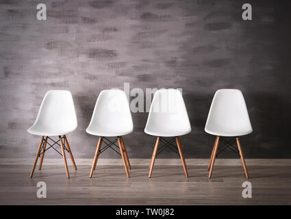 Vier weiße Stühle im Büro Flur Stockfoto