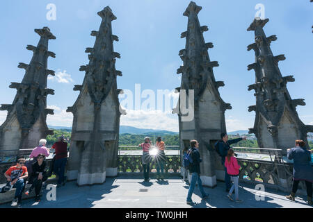 Fribourg, FR/Schweiz - vom 30. Mai 2019: Viele Touristen genießen Sie den Blick von oben auf den Glockenturm von St. Nikolaus Kathedrale über die historische Stadt Stockfoto