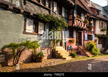 Lane von Eguisheim, Elsass, Frankreich, bunte Häuser mit Treppe zur Strasse Stockfoto