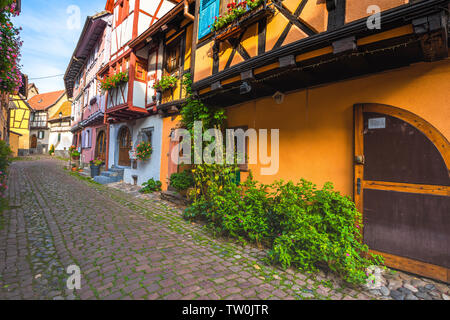 Weg mit alten Häusern in Eguisheim, Elsass, Frankreich, bunten Fachwerkhäusern Stockfoto