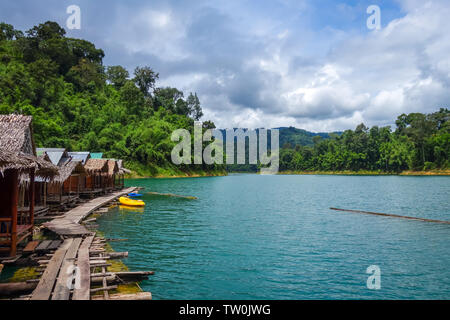 Schwimmende bungalows Dorf in Cheow Lan Lake, Khao Sok, Thailand Stockfoto