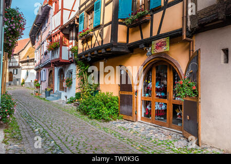 Weg mit alten Häusern in Eguisheim, Elsass, Frankreich, bunten Fachwerkhäusern Stockfoto