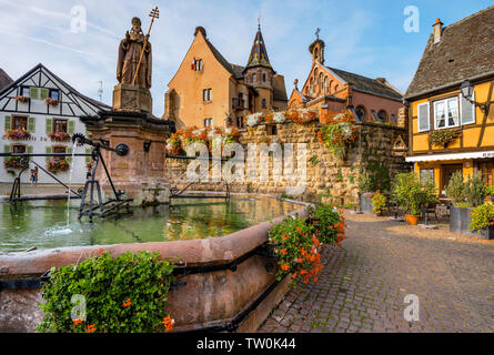 Malerischer Ort im alten Dorf Eguisheim, Elsass, Frankreich, malerischen Platz mit Schloss Château de Saint-Léon-Pfalz und gut Stockfoto