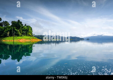 Morgennebel auf Cheow Lan Lake, Khao Sok Nationalpark, Thailand Stockfoto