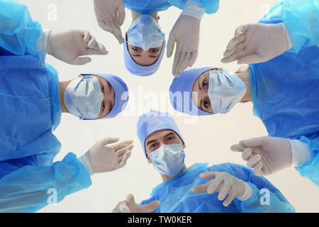 Die jungen Ärzte in der Klinik, Ansicht von unten Stockfoto