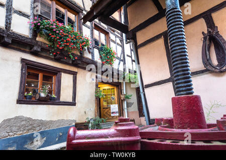 Guesthouse von Eguisheim, Elsass, Frankreich, alte Weinpresse vor Stockfoto