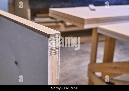 Holz Tür Fertigungsprozess. Türblatt. Holzbearbeitung und Schreinerei Produktion. Herstellung von Möbeln. Close-up Stockfoto