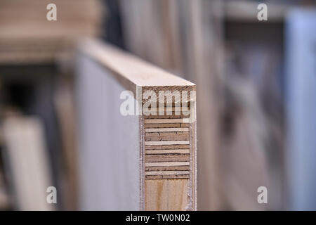 Holz Tür Fertigungsprozess. Türblatt. Holzbearbeitung und Schreinerei Produktion. Herstellung von Möbeln. Close-up Stockfoto