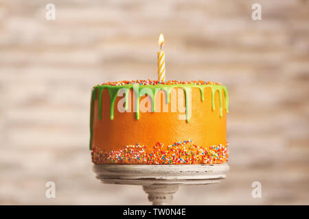 Geburtstag Kuchen mit einer Kerze auf unscharfen Hintergrund Stockfoto