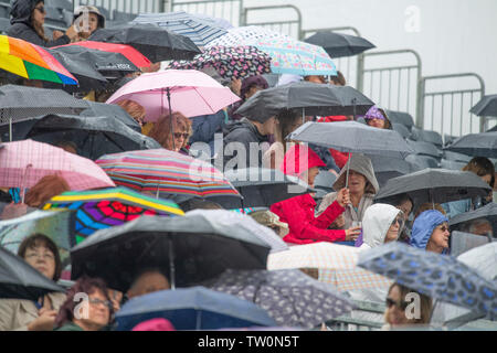 Die Queens Club, London, Großbritannien. 18. Juni 2019. Tag 2 des Fieber Baum Meisterschaften, Regen bricht alle Spielen am Tag 2 verlassen die Zuschauer Zuflucht unter Regenschirmen. Credit: Malcolm Park/Alamy Leben Nachrichten. Stockfoto