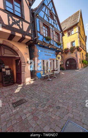 Alten bunten Fachwerkhaus im Dorf Riquewihr, Elsass, Frankreich, Haus des Cork Stockfoto