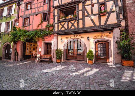 Alte Fachwerkhäuser mit Schnitzereien im Dorf Riquewihr, Elsass, Frankreich, typischen elsässischen Reiseziel Stockfoto