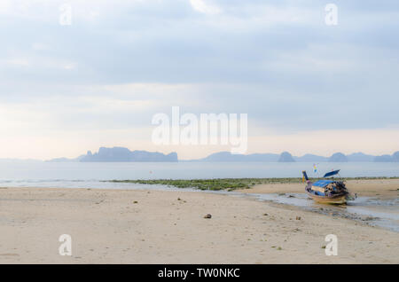 Thai long-tail Boote am Strand bei Sonnenuntergang Stockfoto