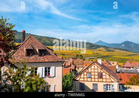 Blick über das Dorf und die umliegenden Weinberge Hunawihr, Elsass, Frankreich, drei Burgen von Ribeauvillé auf der rechten Hintergrund Stockfoto