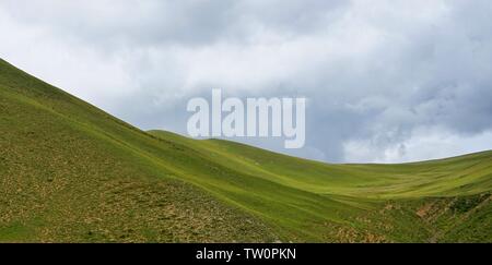 Die Landschaft der westlichen Sichuan Plateau, einer der höchsten Erhebungen in Litang, genießt den Ruf der Stadt der Welt, mit einer durchschnittlichen Höhe von 4000 Metern über Meer, die Landschaft des Plateaus prairie Stockfoto