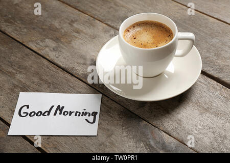 Guten Morgen Schreiben Auf Weisse Serviette Rund Um Kaffee Stift Und Telefon Auf Holztisch Stockfotografie Alamy