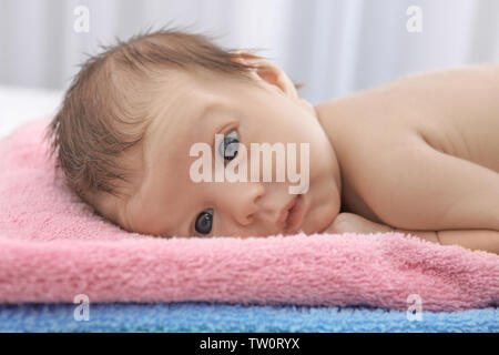 Süße kleine Baby auf Handtücher zu Hause liegen, Nahaufnahme Stockfoto