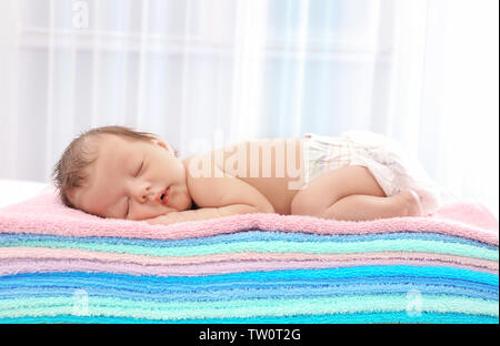 Süße kleine Baby schläft auf Handtücher zu Hause Stockfoto