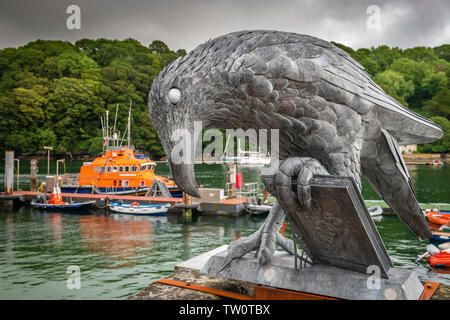 Auf dem berühmten Buch von berühmten lokalen Thema Daphne Du Maurier, Isla The Fowey Vogel Skulptur, auch als der Turm mit einem Buch bekannt, wurde von C erstellt Stockfoto