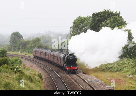 Der Flying Scotsman macht es seinen Weg durch Gloucester vorbei unter Pirton Road Bridge in Churchdown - 15.6.2019 Bild von Antony Thompson - Thousan Stockfoto