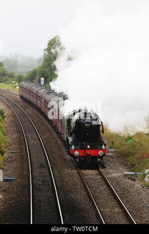 Der Flying Scotsman macht es seinen Weg durch Gloucester vorbei unter Pirton Road Bridge in Churchdown - 15.6.2019 Bild von Antony Thompson - Thousan Stockfoto