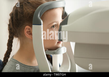 Messung des Augeninnendrucks von Mädchen in der Klinik, Nahaufnahme Stockfoto